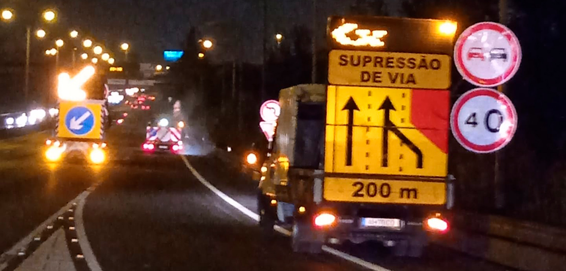 Trabalhos de marcação rodoviária no IC19 