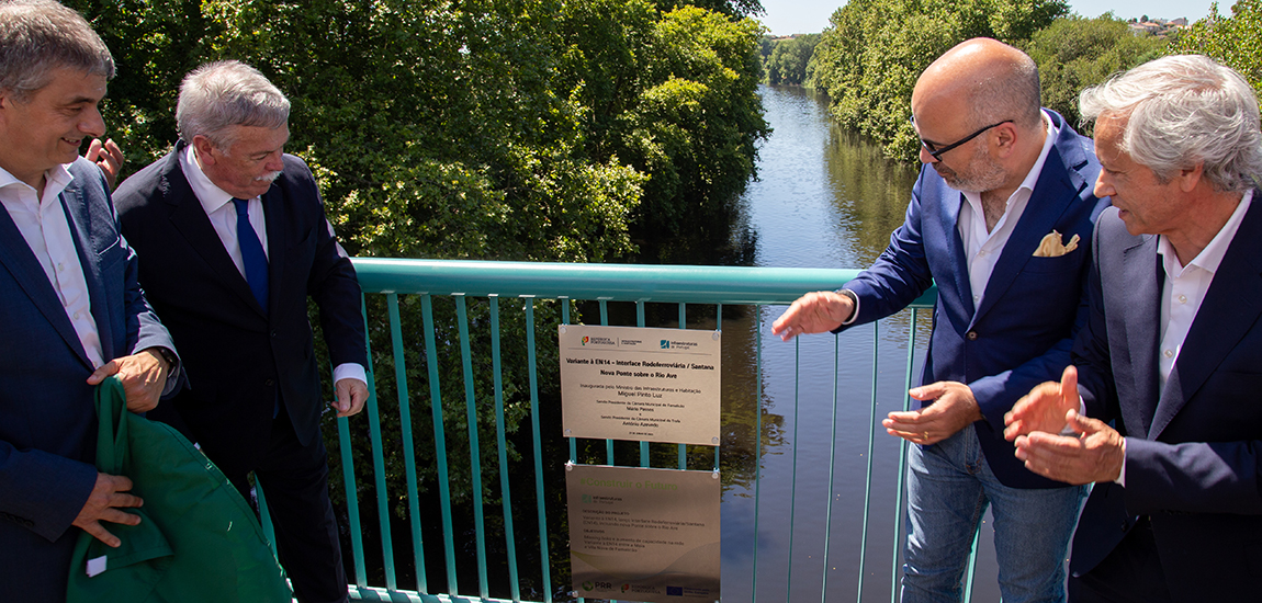 Imagem do descerramento de placa que simboliza a entrada ao serviço da ligação entre Trofa e Santana e do reforço com nova ponte e Variante à EN14