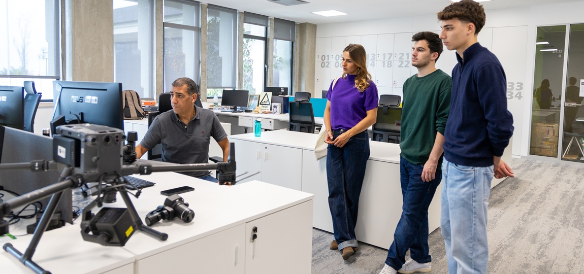 Imagem dos alunos a ver drones