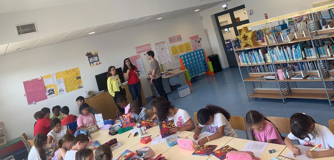 Leitura do Corvinho a crianças na Escola de Runa